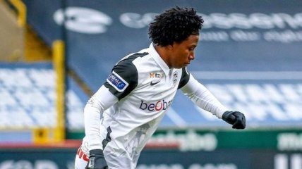 В Бельгии футболист использовал спину, чтобы принять мяч (видео)