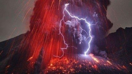 Ученым удалось воссоздать вулканическую молнию