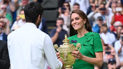 Кейт Миддлтон вручает теннисисту трофей Уимблдона 16 июля 2024 года в Лондоне