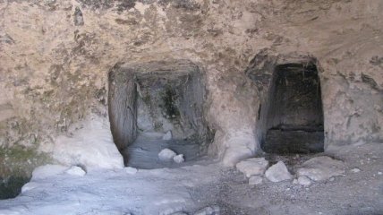 В пещере спелеологи нашли древний клад из монет и украшений