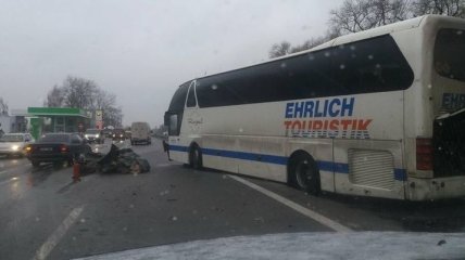 Гололед всему виной: на Киевщине столкнулось сразу 11 машин