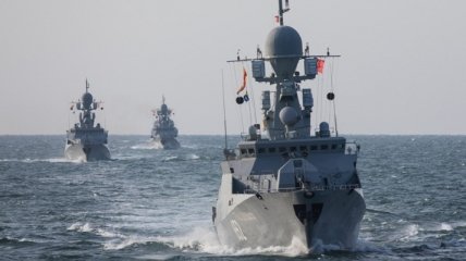 Бомбардировщики, штурмовики, десантные катера: Россия стянула в Крым серьезную военную технику