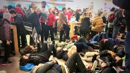 Протестующие ворвались в центральный Apple Store в Нью-Йорке