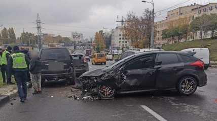 У Харкові водій спровокував масштабне ДТП з постраждалою і втік (фото з місця)