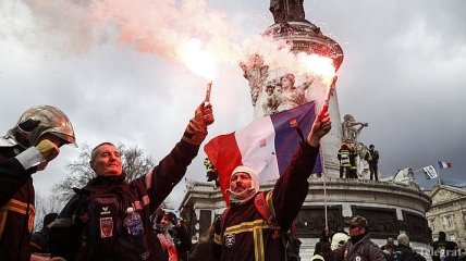 Новая волна протестов: парижские пожарные вышли на улицы (Фото)