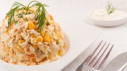 Рецепт дня: салат из курицы с грибами и кукурузой