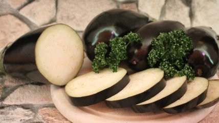 Простые и вкусные закуски из баклажанов: ТОП-3 рецепта
