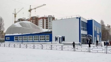 В Киевской области у здания спорткомплекса обвалилась крыша: названа причина