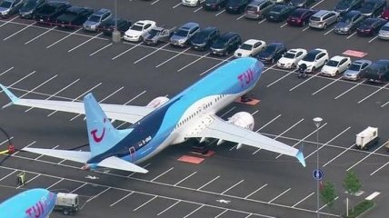 Boeing разместил 737 MAX на парковке для машин сотрудников (Видео)