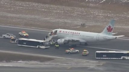 В Торонто приземлился пассажирский самолет, который потерял колесо (Видео)