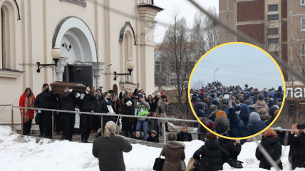 "Украинцы хорошие люди": на митинге после похорон Навального звучат необычные лозунги (видео)