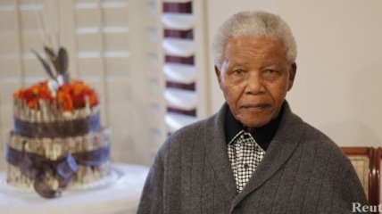 Нельсон Мандела подключен к системе искусственного жизнеобеспечения