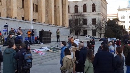 В Грузии протестующие вышли на улицы с требованиями отменить карантин (видео)