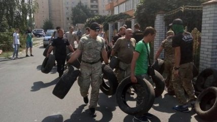 Активисты заблокировали киевский суд, где рассматривается дело "торнадовцев"