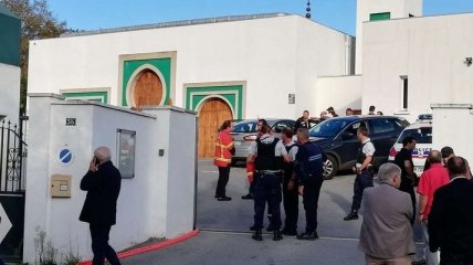 Во Франции злоумышленник устроил стрельбу возле мечети: есть раненные