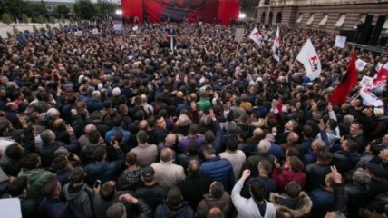 Во время митинга оппозиции в Албании отравились 70 человек