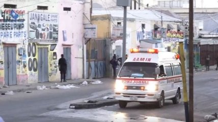 Взорвали ворота и стреляли по людям: боевики аш-Шабаб атаковали отель в Могадишо (видео)