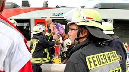 Германия: при столкновении поезда и грузовика пострадало 26 человек 