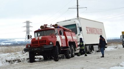 Спасатели освободили из снежного плена сотни машин