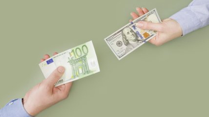 Долар та євро