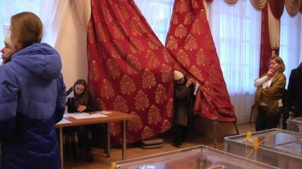Избиратели в Сумах сами сделали кабинки для голосования