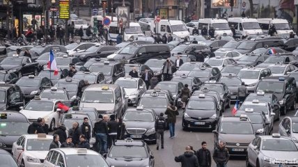 Парижские таксисты продолжают бастовать, перекрыты подъезды к двум аэропортам