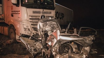 Под Киевом водитель иномарки вылетел навстречу фуре и погиб