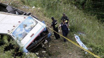 В Коста-Рике автобус упал в пропасть, погибли 12 человек