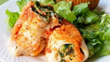 Рецепт дня: рыбные рулетики с томатной пастой и зеленью (на сковороде)