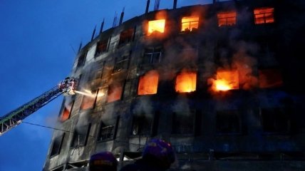 Погибло полсотни людей: в Бангладеш произошел масштабный пожар на фабрике (фото, видео)