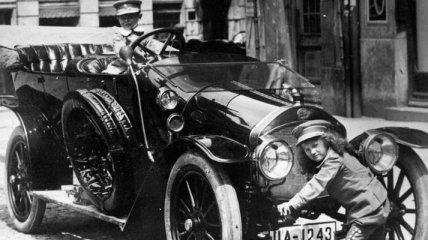 Какими были первые автомобили известнейших брендов (Фото)
