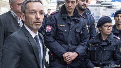 Скандал с "богатой россиянкой": Канцлер Австрии уволил главу МВД