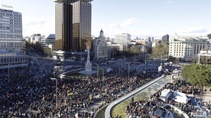 В испанской столице проходит многотысячный марш