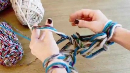 Школа DIY: вяжем шарф без помощи спиц и крючка