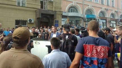 Заместитель мэра Харькова с помощью активистов оказался в мусорном баке (Видео)