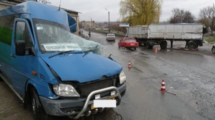 На Николаевщине столкнулись маршрутка и грузовик: есть пострадавшие