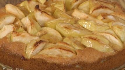 Яблучний пиріг на сметані