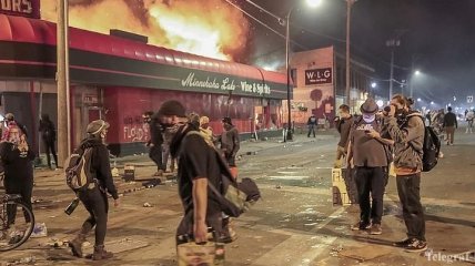 В Миннеаполисе протестующие подожгли полицейский участок