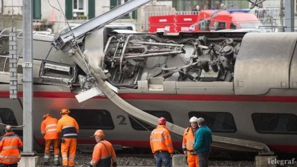 В Швейцарии с рельсов сошел поезд