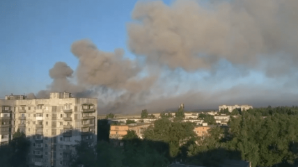 Дым от взрывов в Шахтерске 8 июля