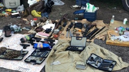 В гараже у черкащанина обнаружили арсенал оружия (Фото и видео)