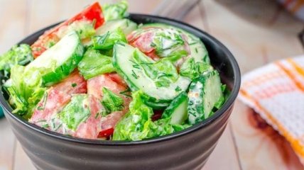 Рецепт дня: овощной салат со сметаной и горчицей