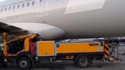 В России в аэропорту грузовик протаранил Boeing (Видео)
