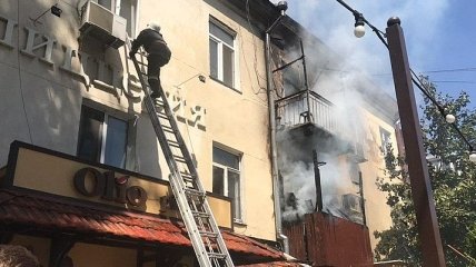 В центре Одессы в жилом доме масштабный пожар (фото и видео)