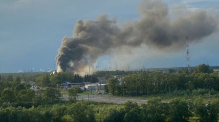 Пожежа у Великому Новгороді видно з різних районів
