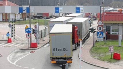 Польща закриває кордон для фур з росії та Білорусі