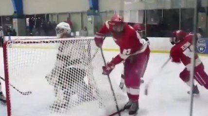 В США хоккеисты с помощью хитрости забили феноменальный гол (видео)