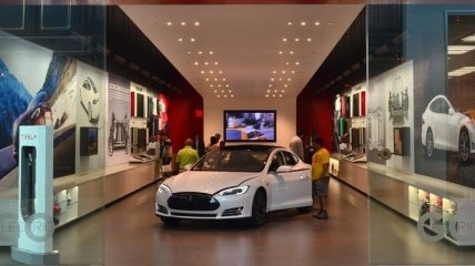 Компания Tesla показала, как работает автопилот