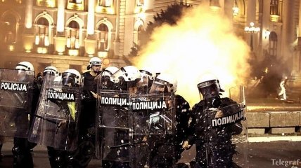 В Сербии ввели комендантский час: в стране начались протесты и массовые беспорядки 