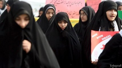 В Иране женщину приговорили к двум годам тюрьмы за то, что сняла хиджаб на улице
